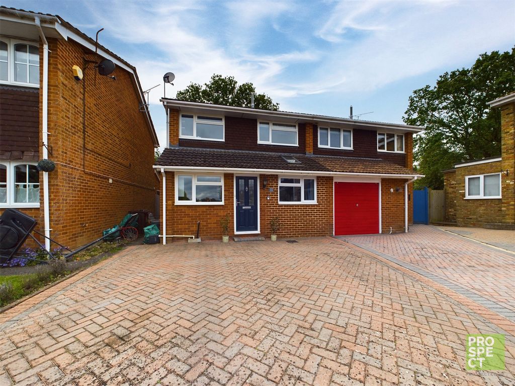 3 bed semidetached house for sale in Wild Briar, Finchampstead