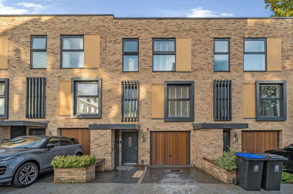 4 bed terraced house for sale in Greer Garson Road, Denham