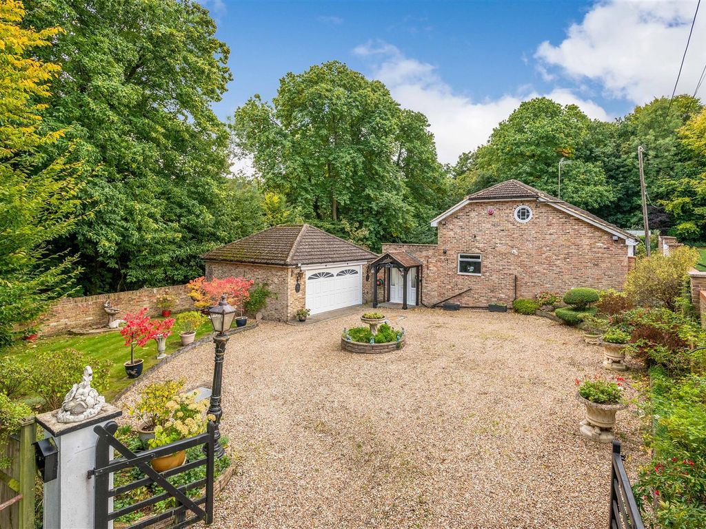 4 bed detached bungalow for sale in Willow Walk, Meopham, Gravesend