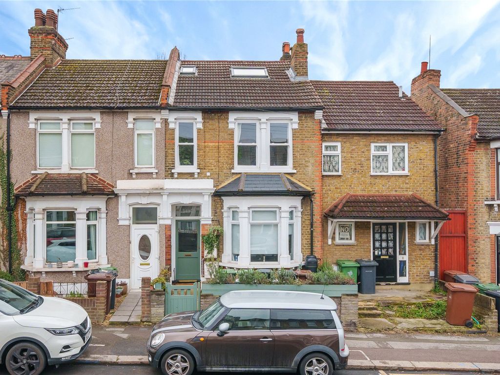 2 bed for sale in Winchester Road, Chingford E4, £250,000