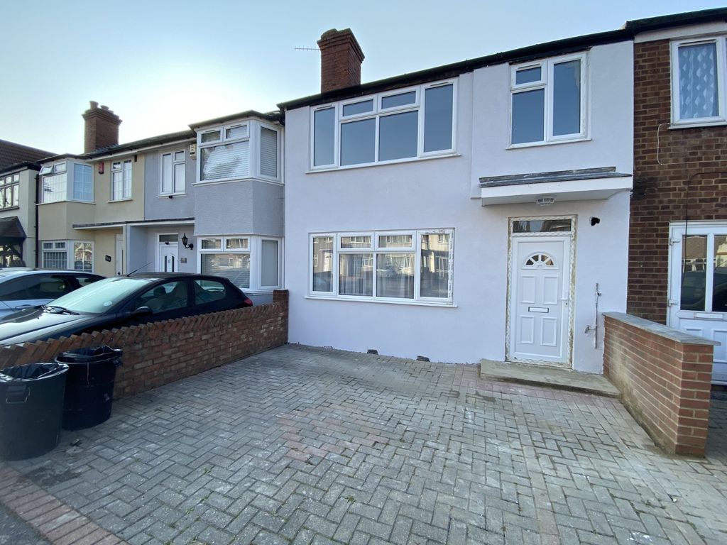 3 bed flat for sale in Elm Park Avenue, Hornchurch, Essex RM12 Zoopla