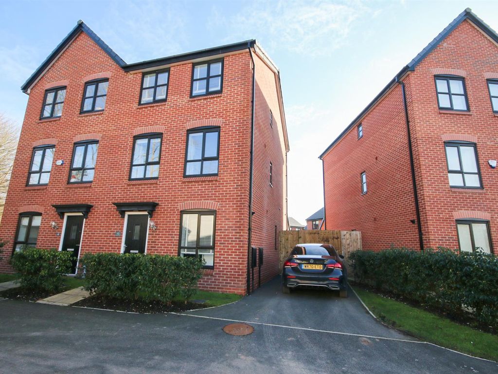 4 bed semidetached house to rent in Leander Close, Eccles, Manchester