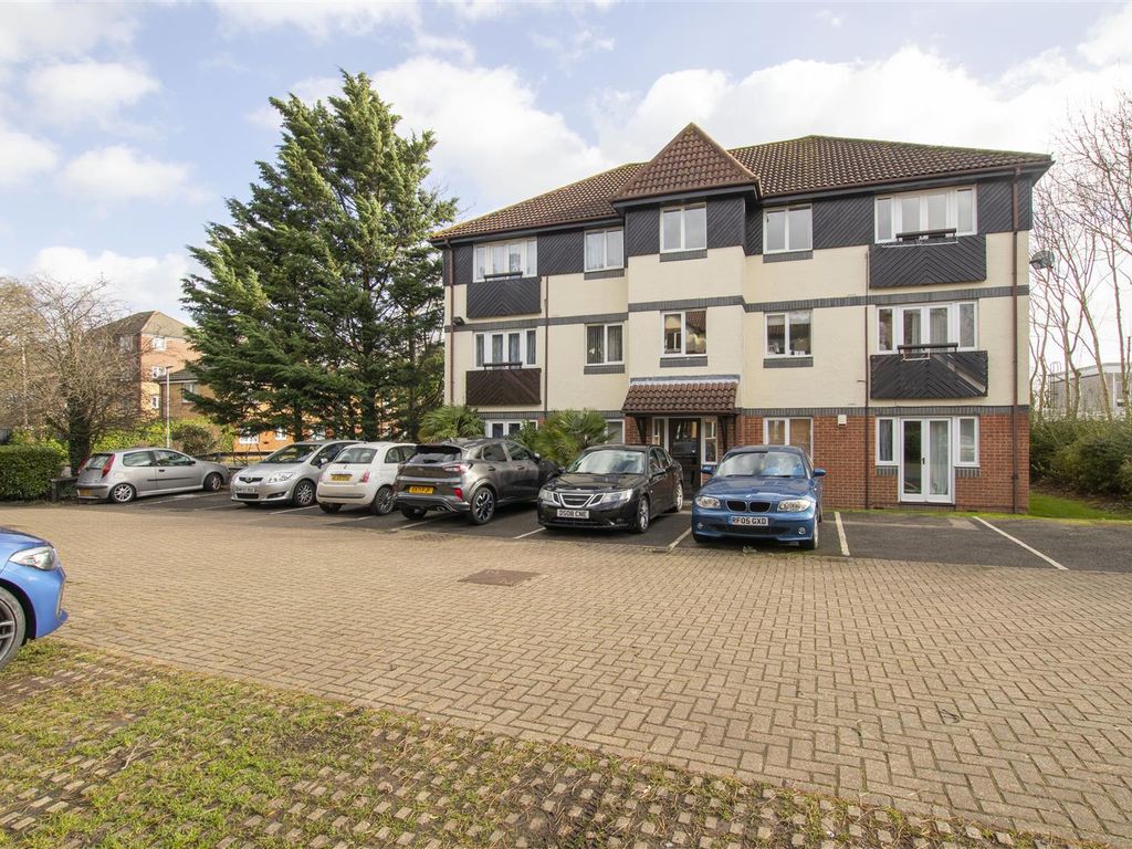 2 bed flat to rent in Friends Avenue, Cheshunt, Waltham Cross EN8 Zoopla