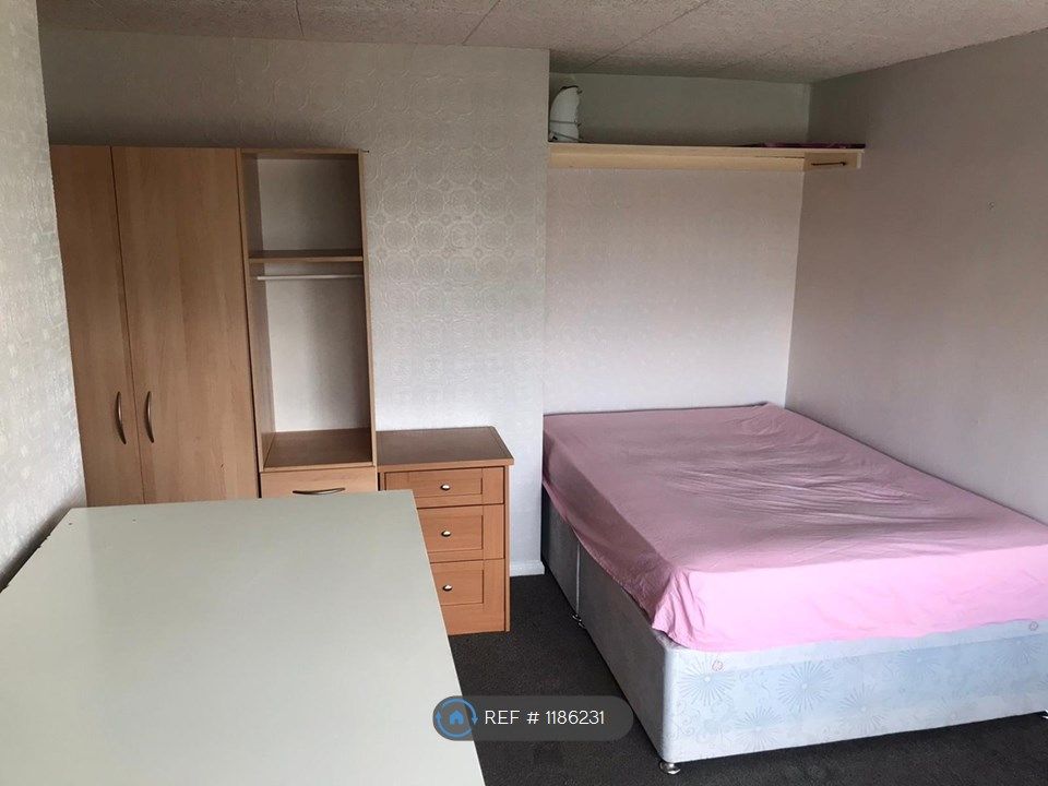 Room to rent in Denmark Gardens, Carshalton SM5, £1,000 pcm Zoopla