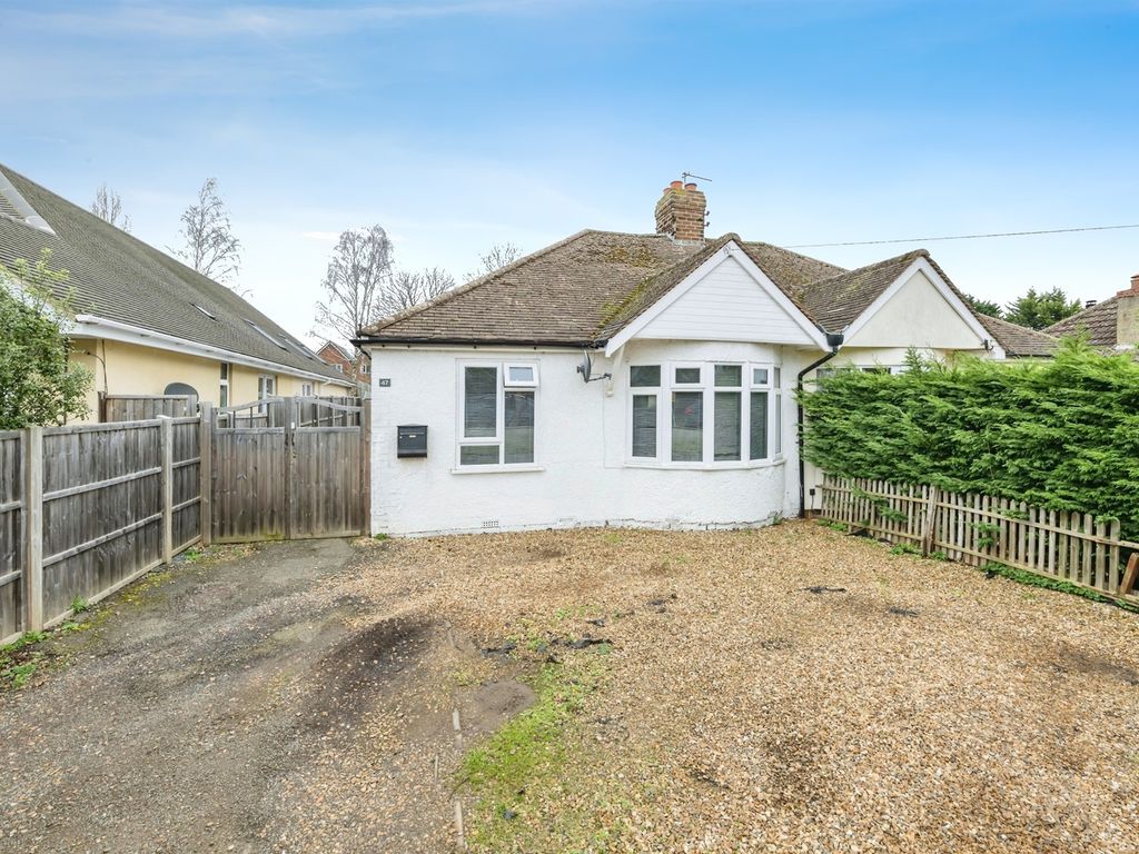 2 bed semidetached bungalow for sale in Newport Pagnell Road