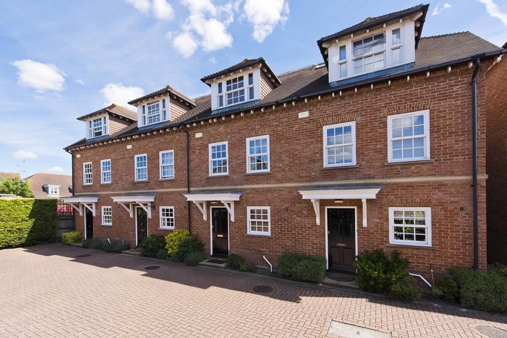 4 bed terraced house to rent in Wedgwood Place, Cobham KT11, £3,000 pcm