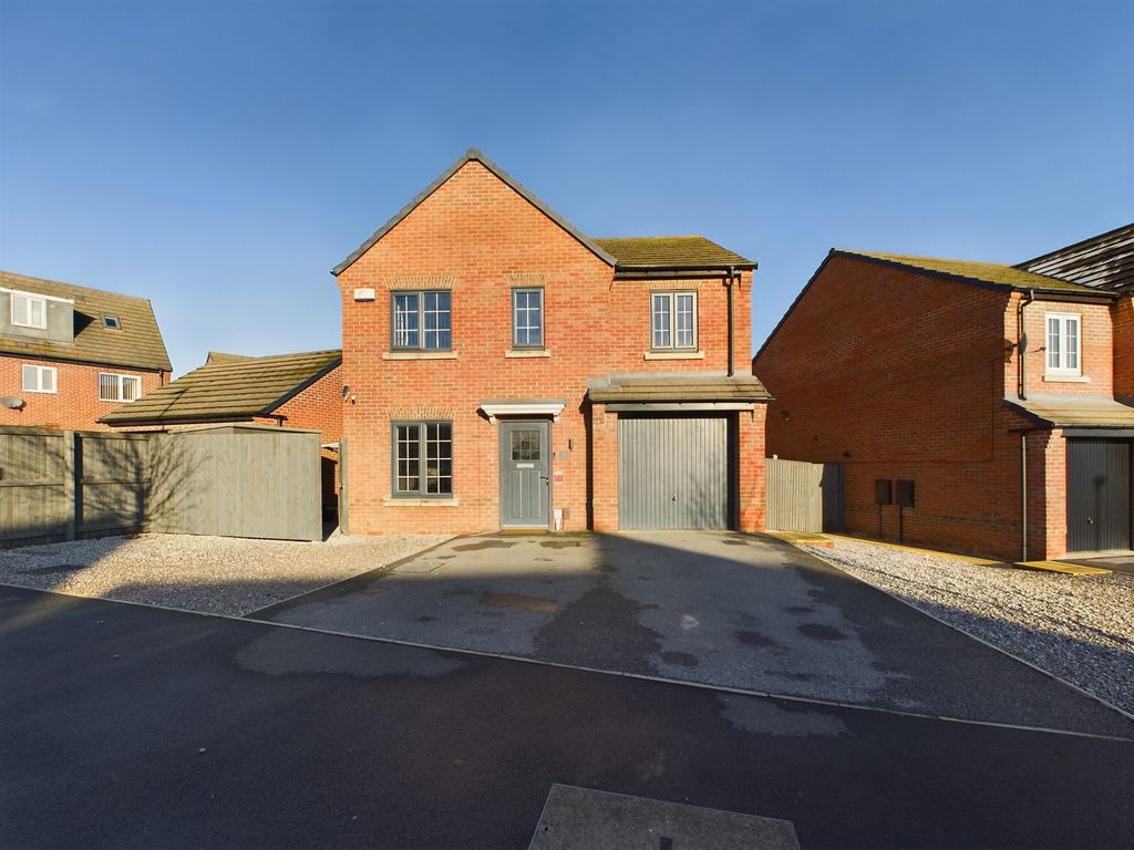 4 bed detached house for sale in Oak Drive, Whinmoor, Leeds LS14, £