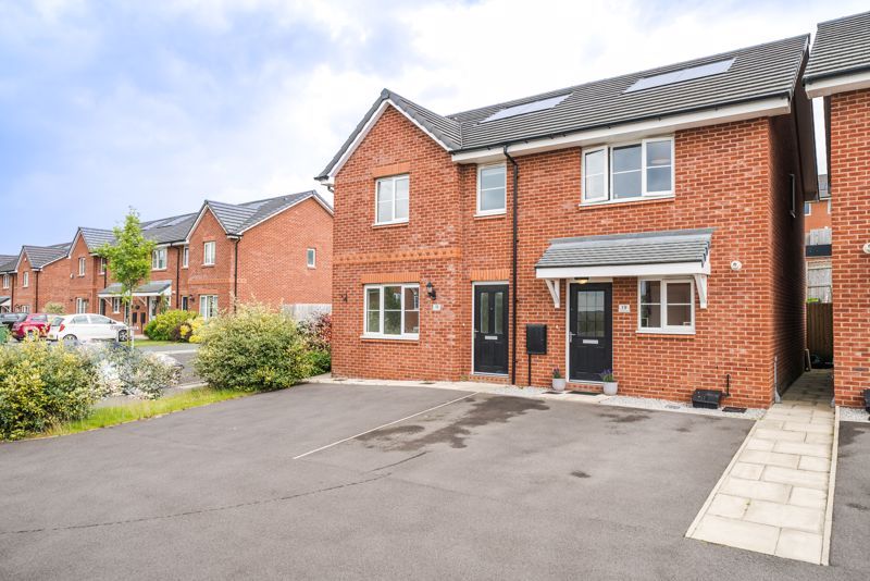 3 bed semidetached house for sale in Hornby Close, Adlington, Chorley