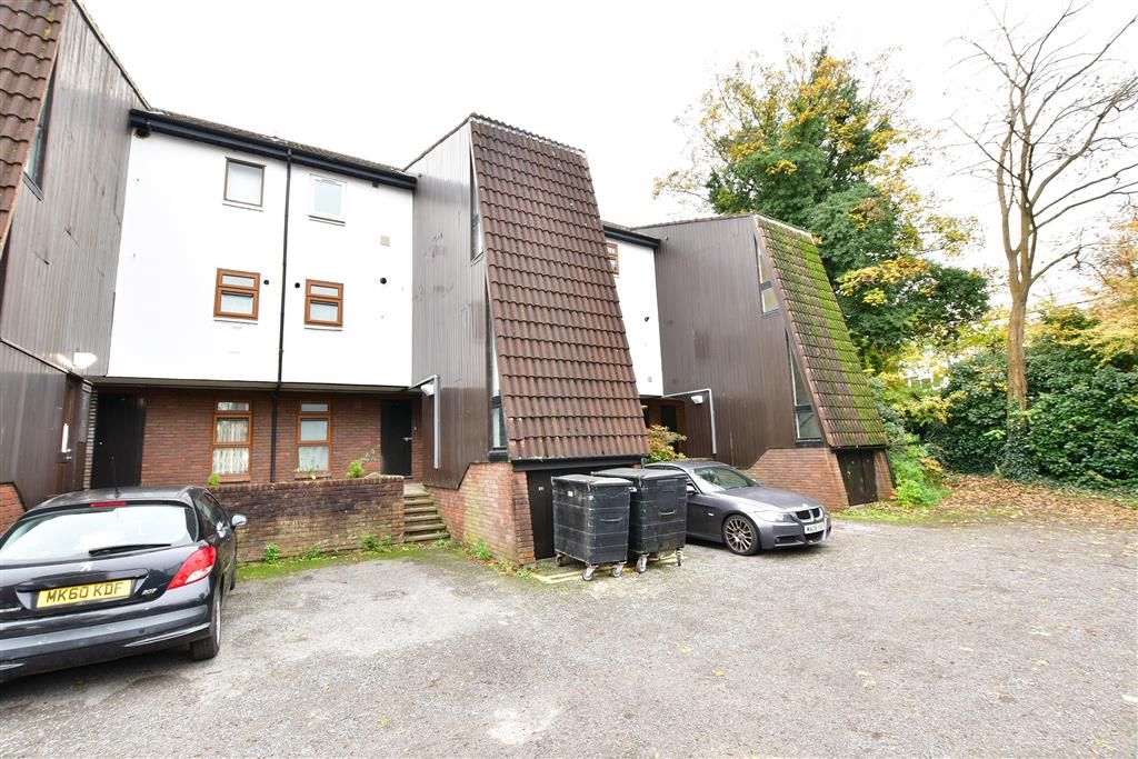 2 bed flat for sale in The Ridgeway, Chingford, London E4, £325,000