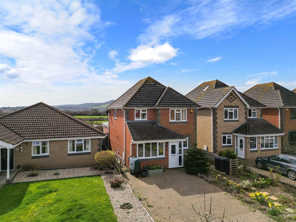 4 bed detached house for sale in Aberdale Road, Polegate BN26, £425,000