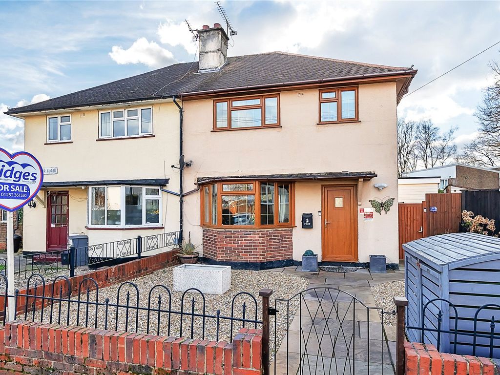 3 bed semidetached house for sale in Ainger Close, Aldershot