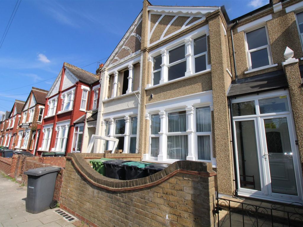 2 bed flat to rent in Frome Road, Wood Green, London N22, £1,800 pcm