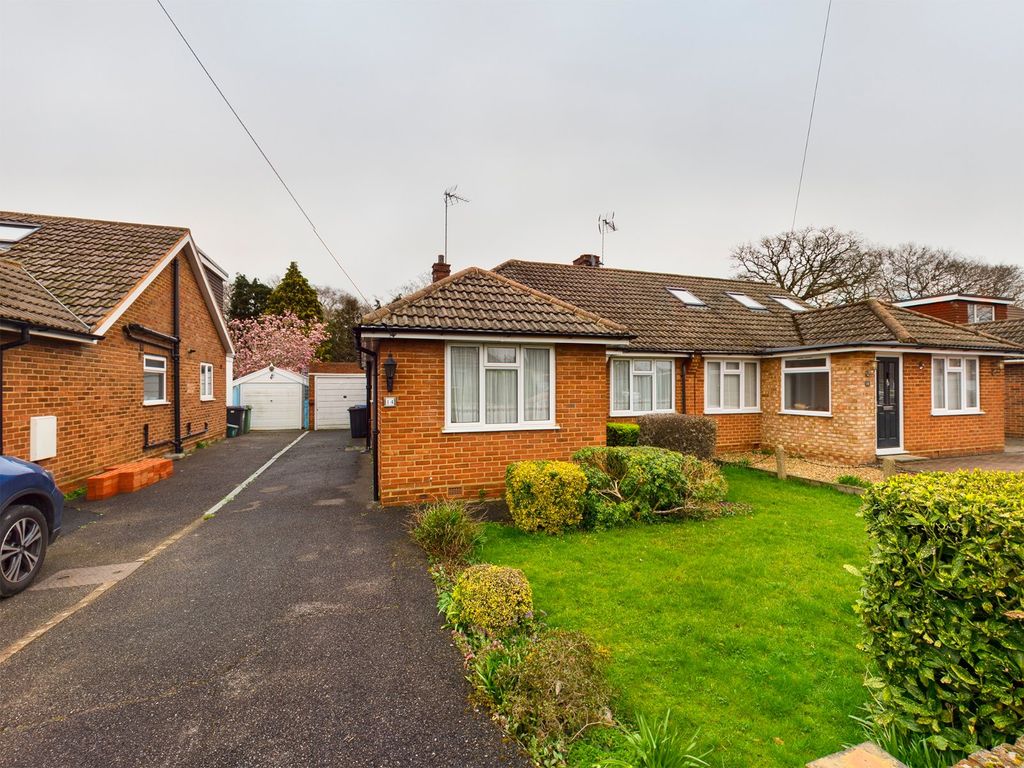 2 bed bungalow for sale in Foxlake Road, Byfleet, Surrey KT14 Zoopla