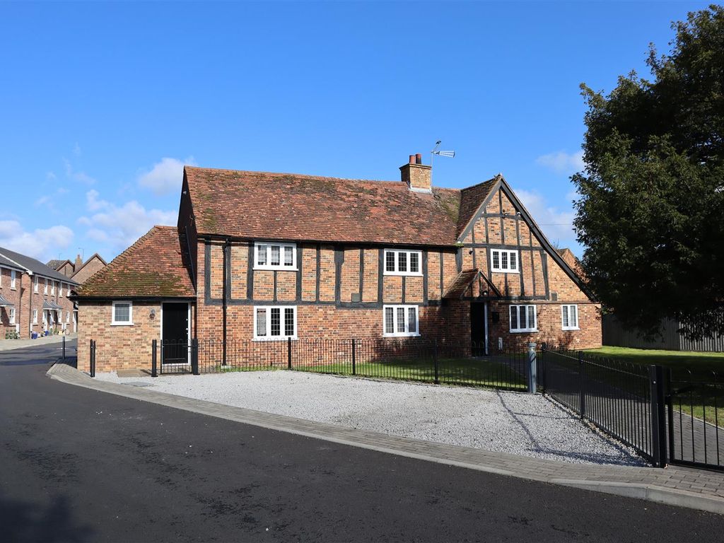 4 bed detached house for sale in High Street, Toddington, Dunstable LU5