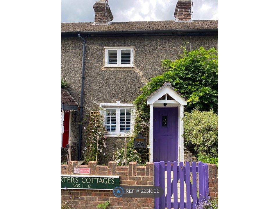 2 bed terraced house to rent in Carters Cottages, Redhill RH1, £1,650