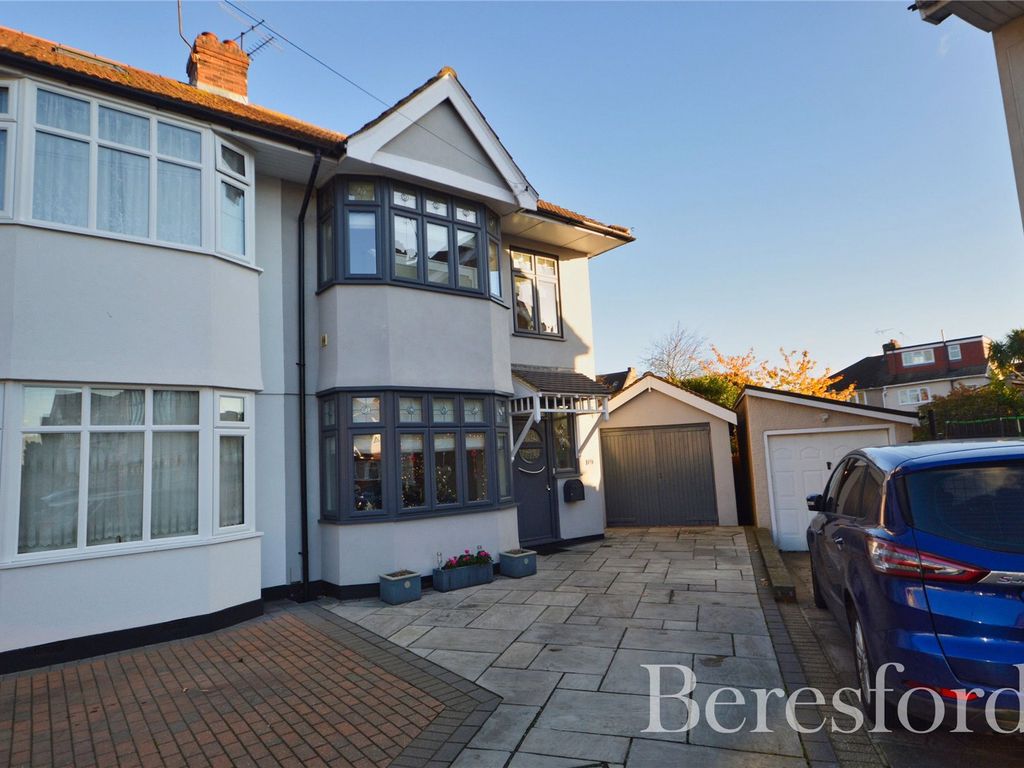 4 bed end terrace house for sale in Melton Gardens, Romford RM1 Zoopla