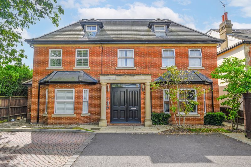 2 bed flat for sale in Albany Road, Hersham, WaltonOnThames KT12, £