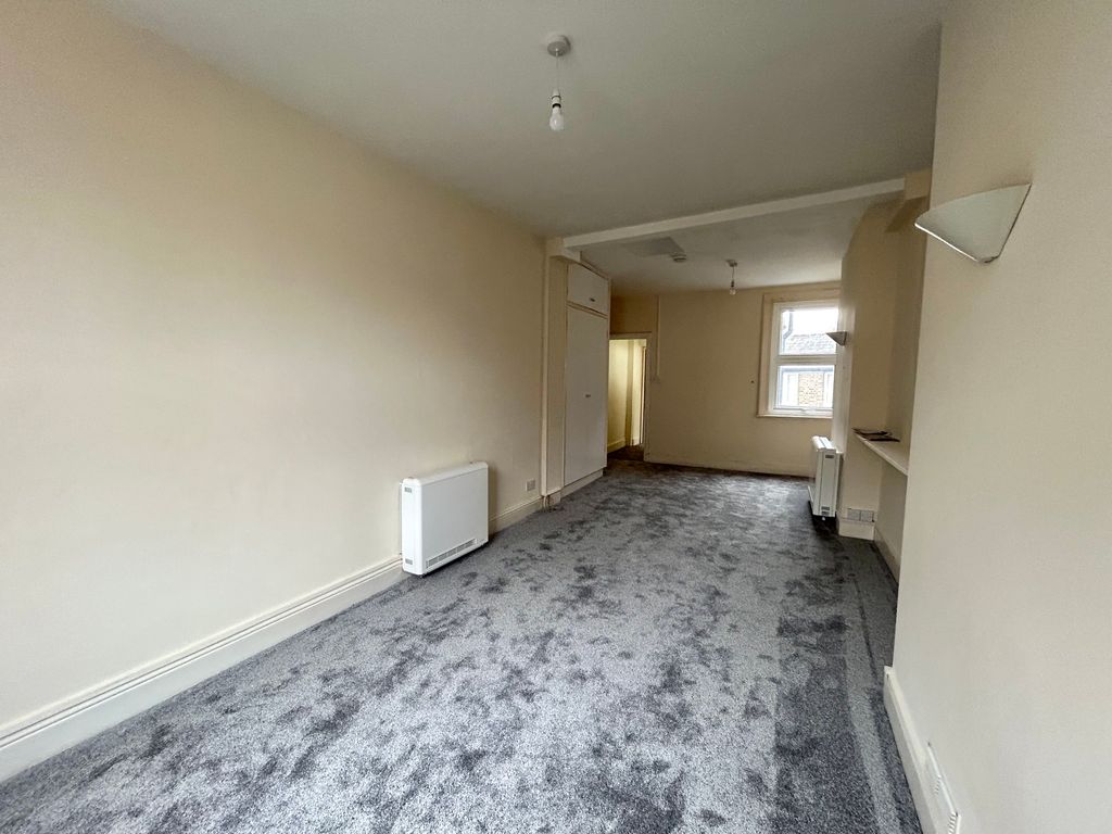1 bed flat to rent in Barnes High Street, London SW13, £1,250 pcm Zoopla