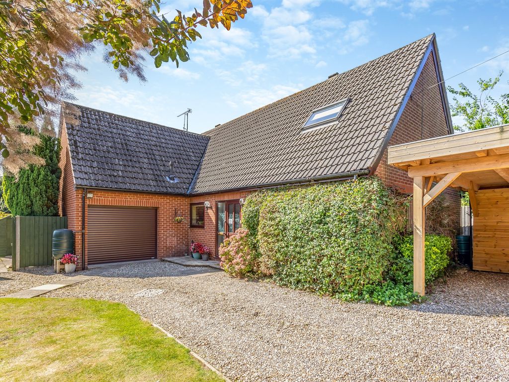 4 bed detached house for sale in Bacton Road, North Walsham NR28, £