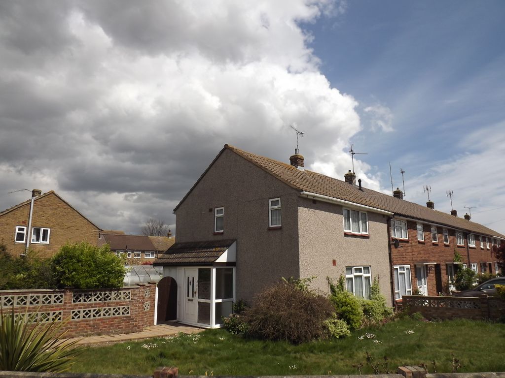 3 bed semidetached house to rent in Delaware Road, Shoeburyness