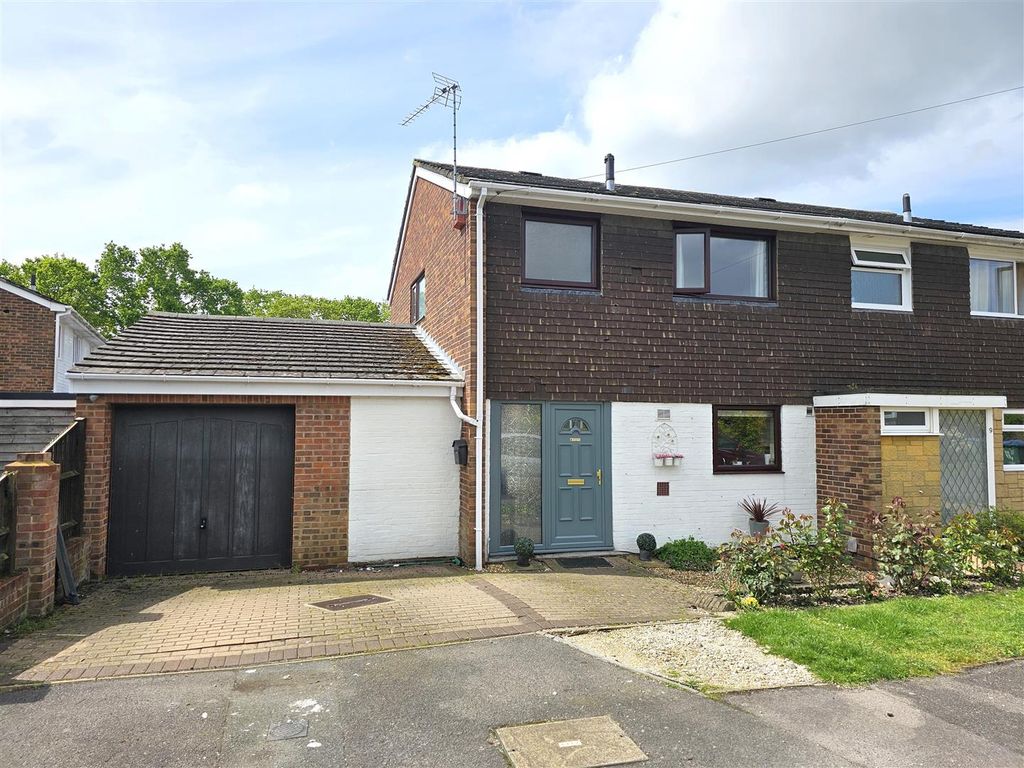 4 bed semidetached house for sale in Orchard Road, Locks Heath