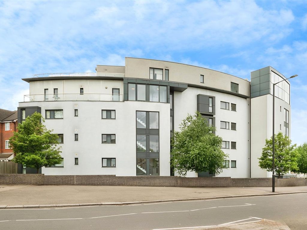 3 bed flat to rent in Friern Road, London N11, £2,000 pcm Zoopla