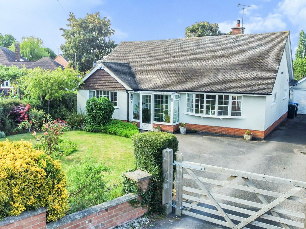 3 bed detached house for sale in Station Road, Dunton Bassett
