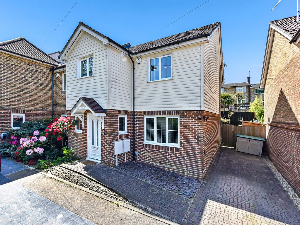 3 bed semidetached house for sale in Betteridge Close, Walderslade