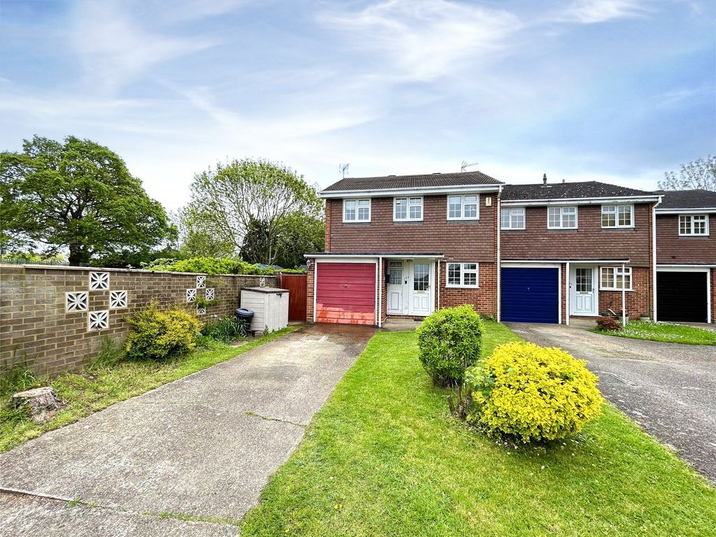 4 bed end terrace house for sale in Bathurst Road, Winnersh, Wokingham