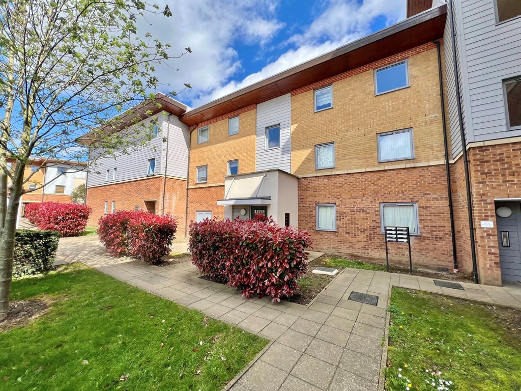 2 bed flat to rent in Millicent Grove, Palmers Green N13, £1,750 pcm