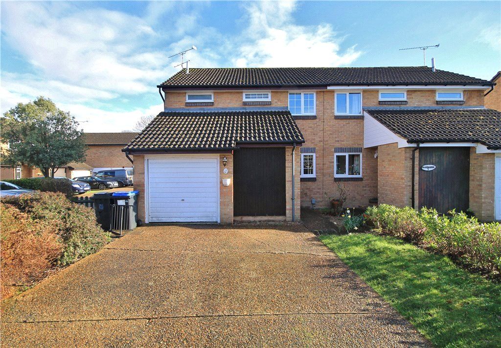 3 bed semidetached house to rent in Tregarth Place, Woking, Surrey