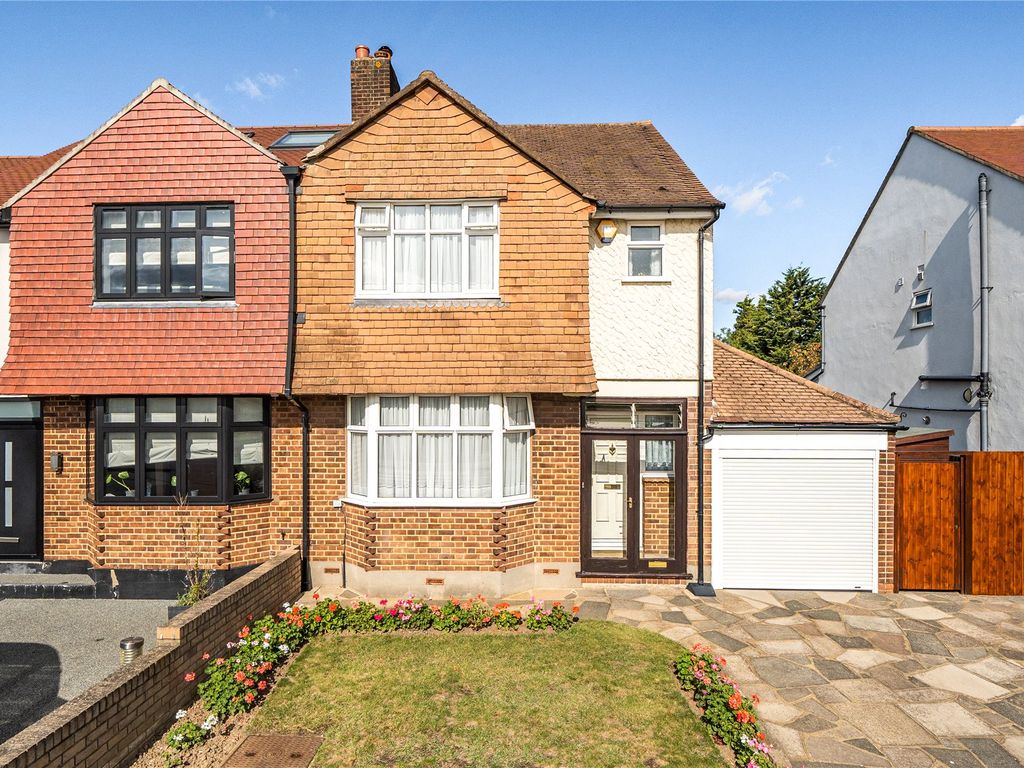 3 bed semidetached house for sale in Bexley Road, London SE9, £500,000