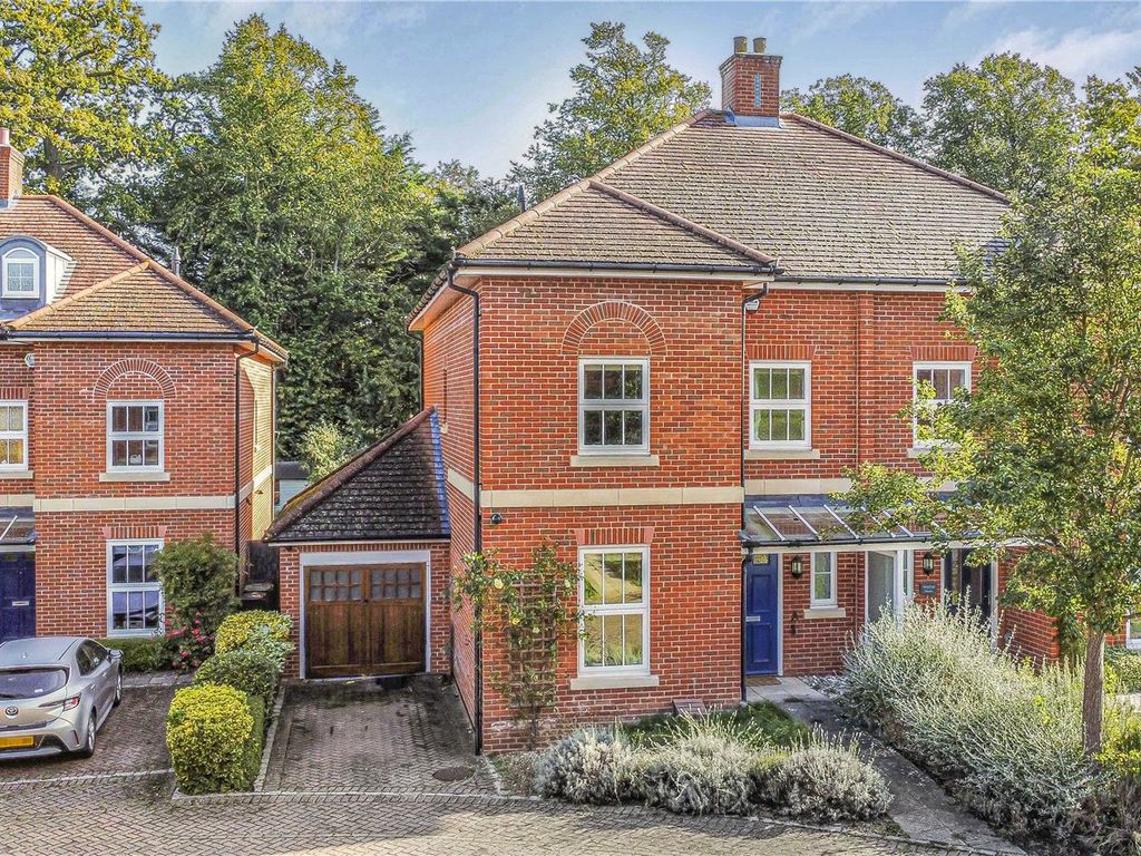 4 bed semidetached house for sale in College Close, Thame, Oxfordshire