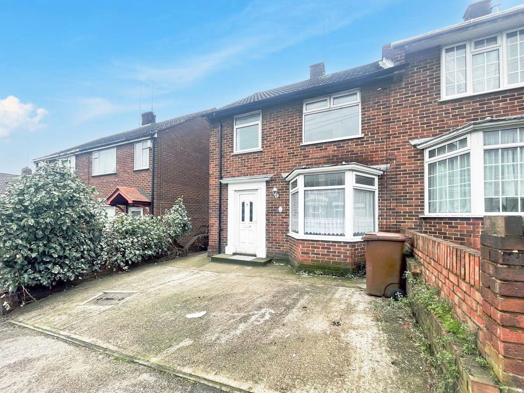3 bed end terrace house to rent in Church Street, Gillingham ME7, £