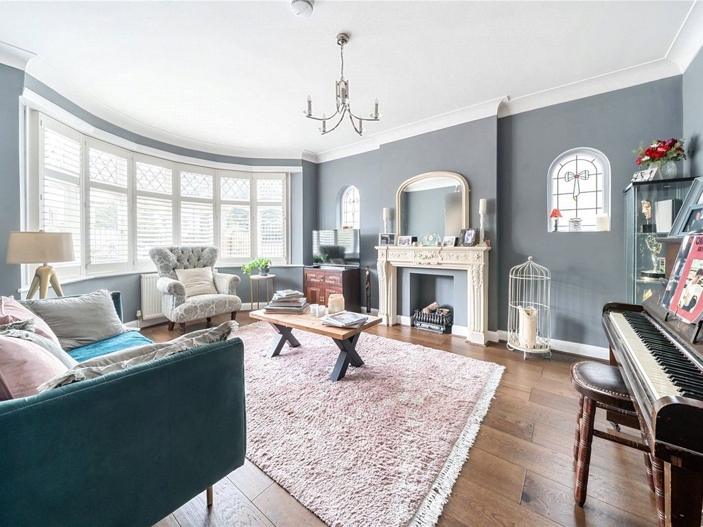 5 bed detached house to rent in Creighton Avenue, London N2, £6,000 pcm