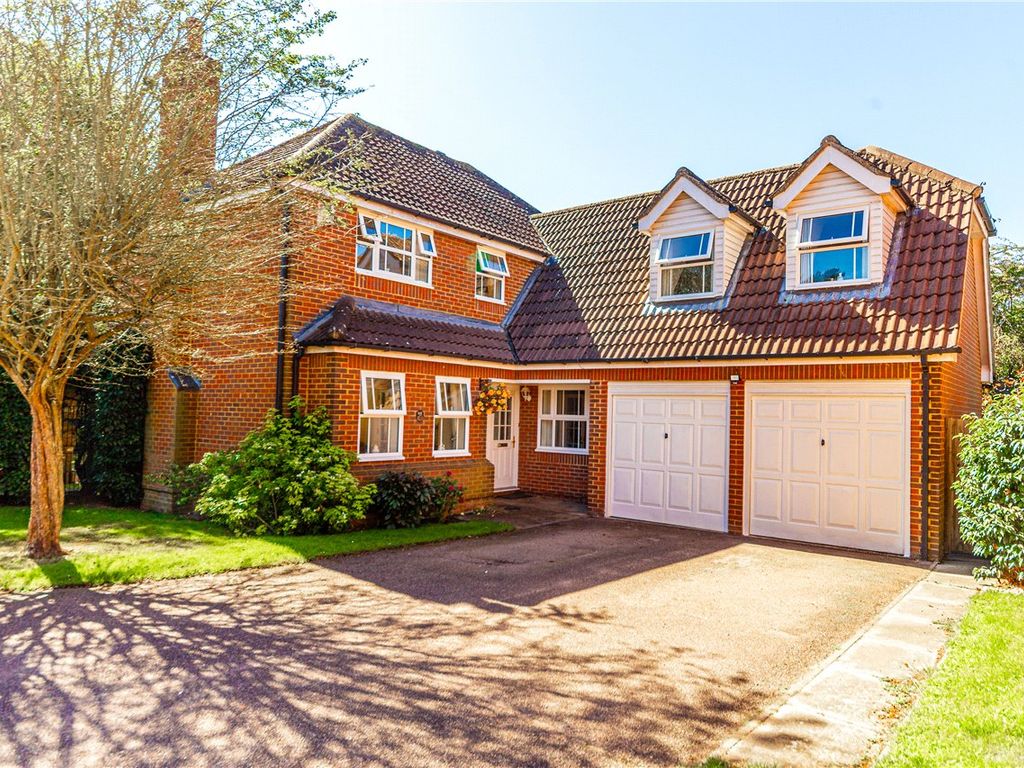 5 bed detached house for sale in Kingsley Court, Welwyn Garden City