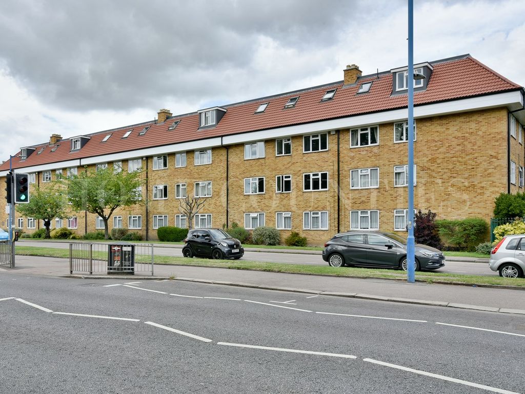 2 bed flat for sale in High Street, Potters Bar EN6, £350,000 Zoopla
