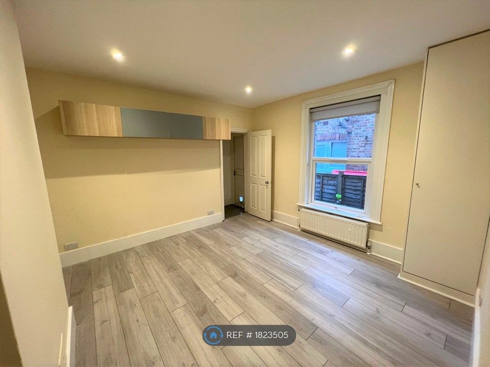 2 bed to rent in Argyle Avenue, Hounslow TW3, £1,500 pcm