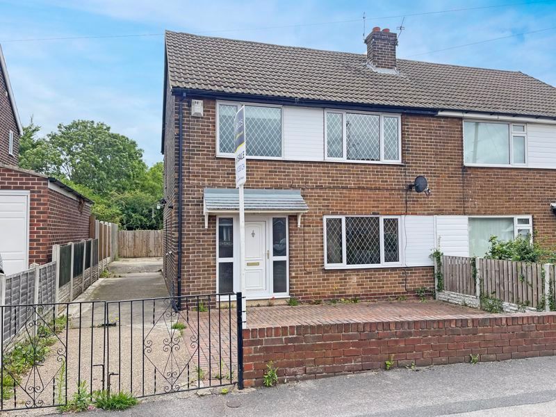 3 bed semidetached house for sale in South View Gardens, Pontefract
