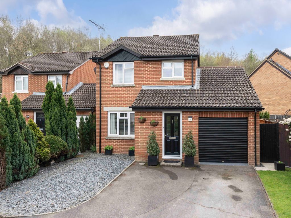3 bed detached house for sale in Holmbury Drive, North Holmwood