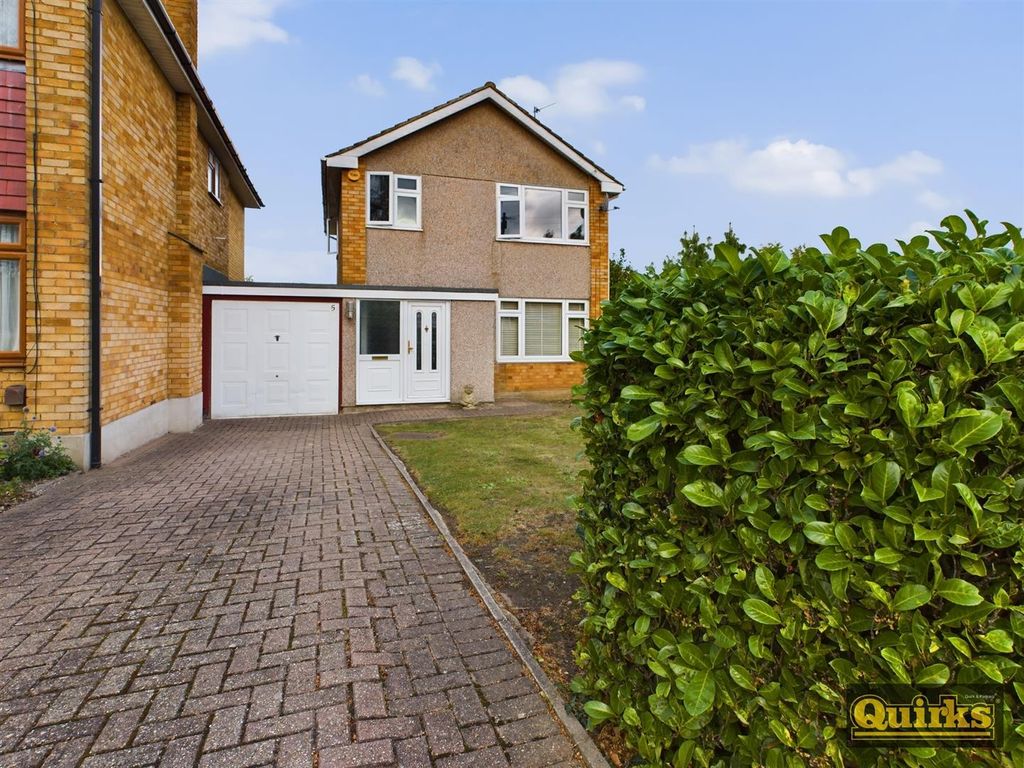 3 bed linkdetached house for sale in Highcliffe Way, Wickford SS11, £
