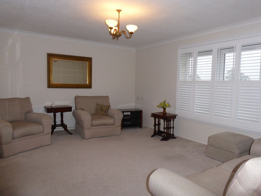 2 bed flat for sale in New Road, Bromsgrove B60, £135,000 Zoopla