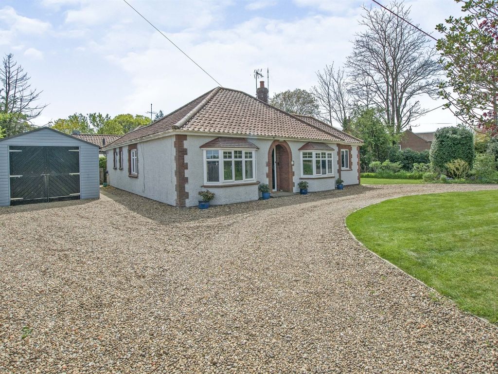 3 bed detached bungalow for sale in Banningham Road, Aylsham, Norwich
