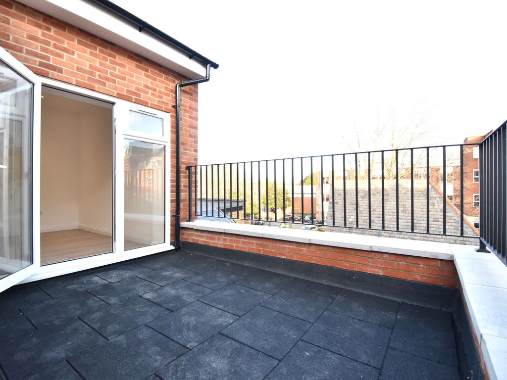 3 bed flat to rent in Church Street, Enfield, Greater London EN2, £