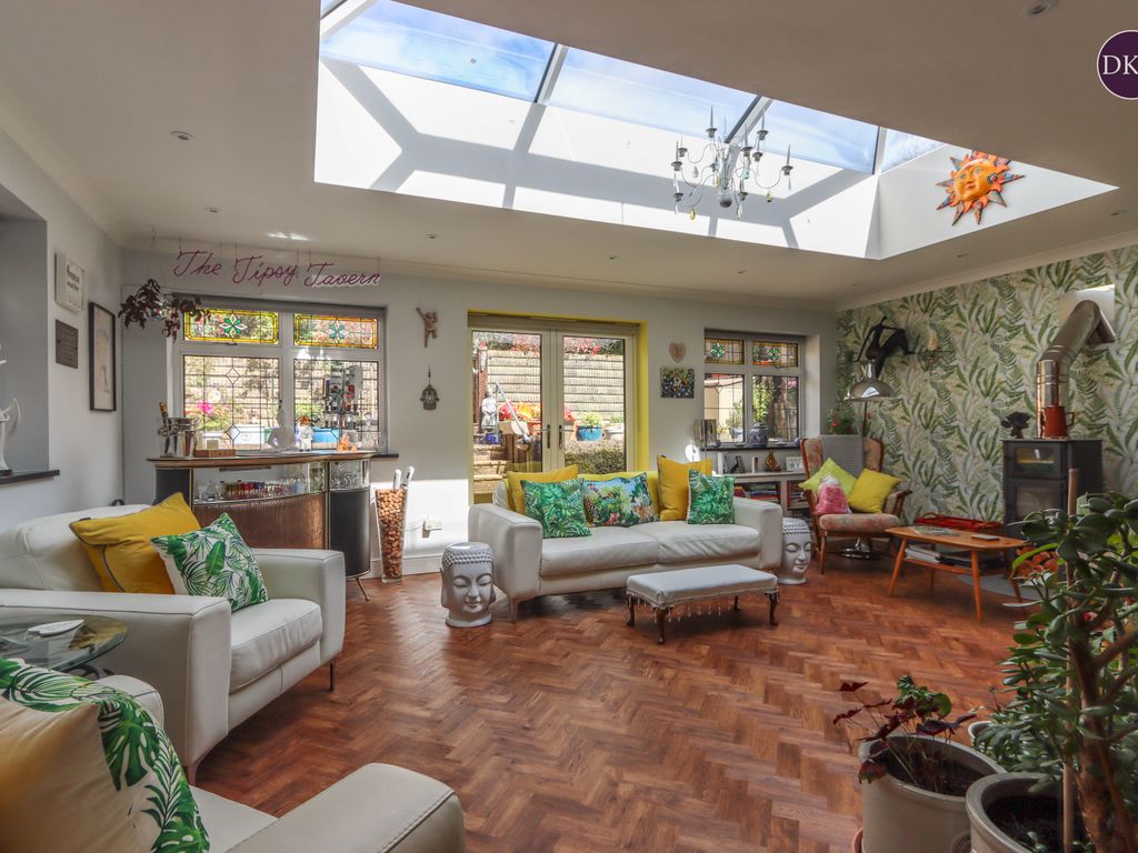 5 bed detached house for sale in Woodwaye, Watford WD19, £1,150,000