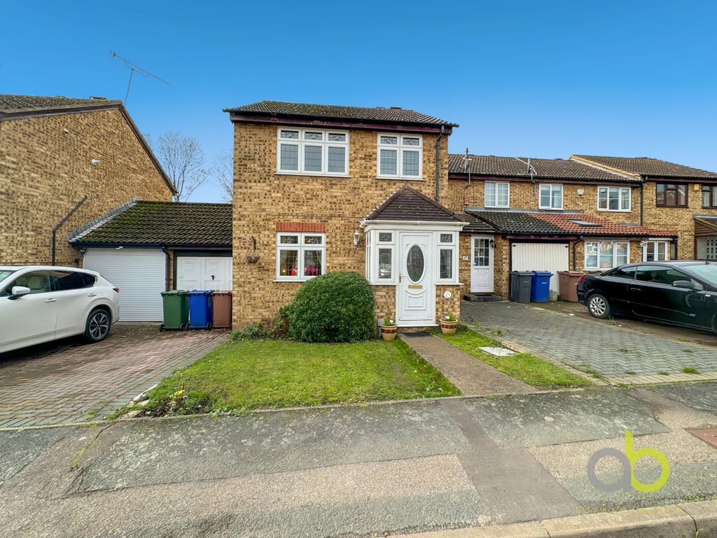 3 bed linkdetached house for sale in Falcon Avenue, Grays RM17, £
