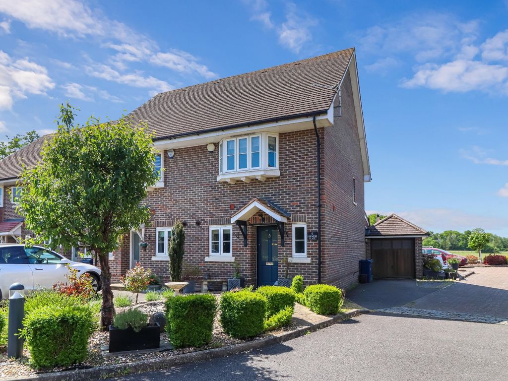 3 bed semidetached house for sale in Farmers Place, Chalfont St Peter