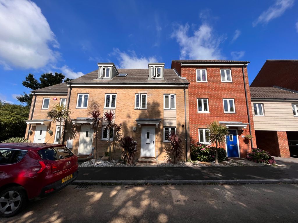 3 bed terraced house for sale in Pomeroy Crescent, Hedge End