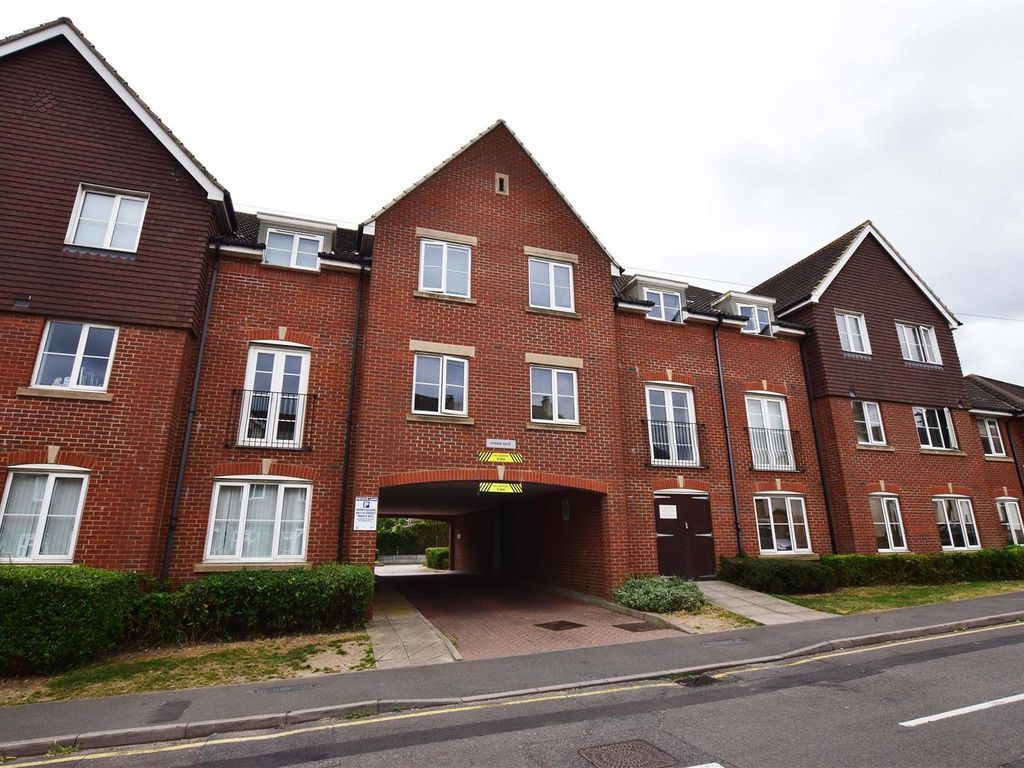 2 bed flat for sale in Orchard Street, Rainham, Gillingham ME8 Zoopla