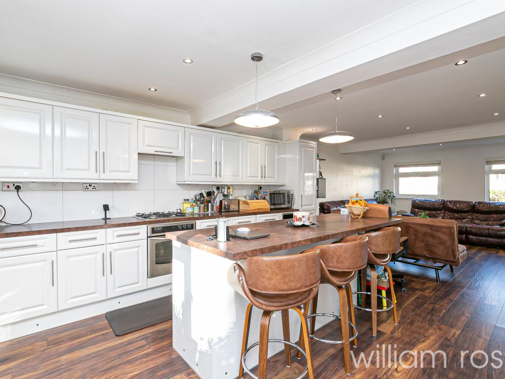 4 bed terraced house to rent in Frating Crescent, Woodford Green IG8